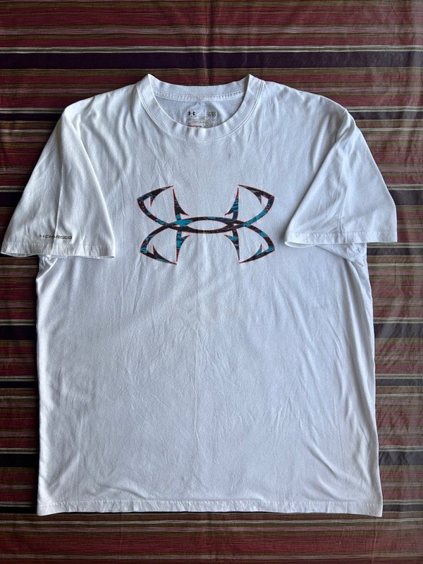 Producto - Underarmour talle L remera center logo