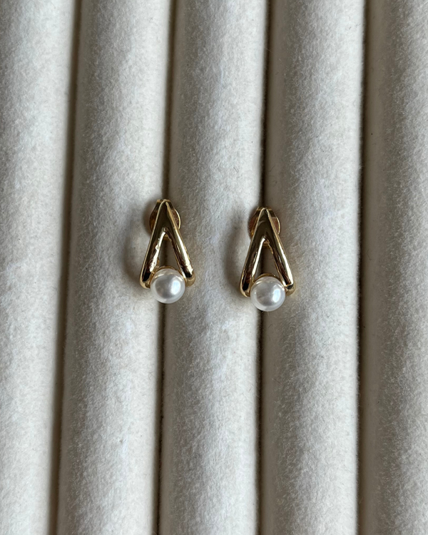 Producto - Aros triángulo de acero dorado con pasante de acero quirúrgico 1.4cm