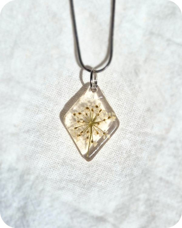 Producto - Dije Flor de Zanahoria - incluye cadena