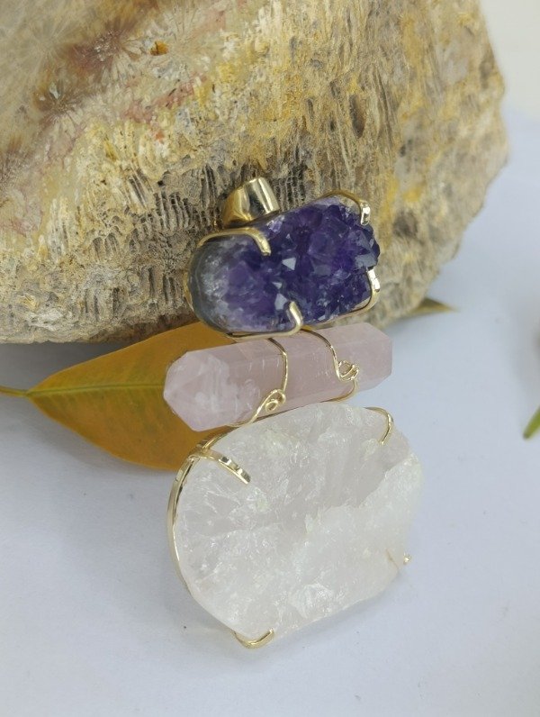 Producto - Dijes de 3 piedras en amatista/cuarzo rosa y rosa en bruto