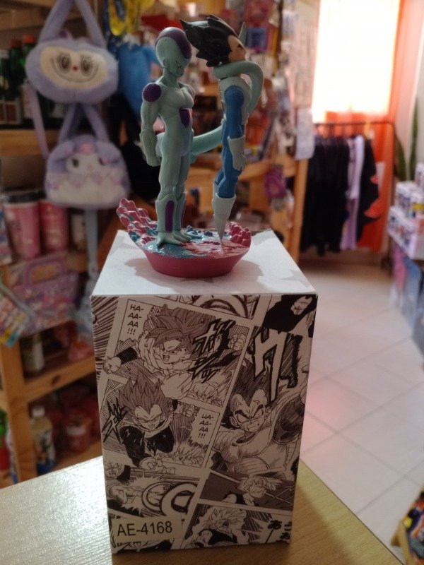Producto - Freezer vs Vegeta con base. En caja