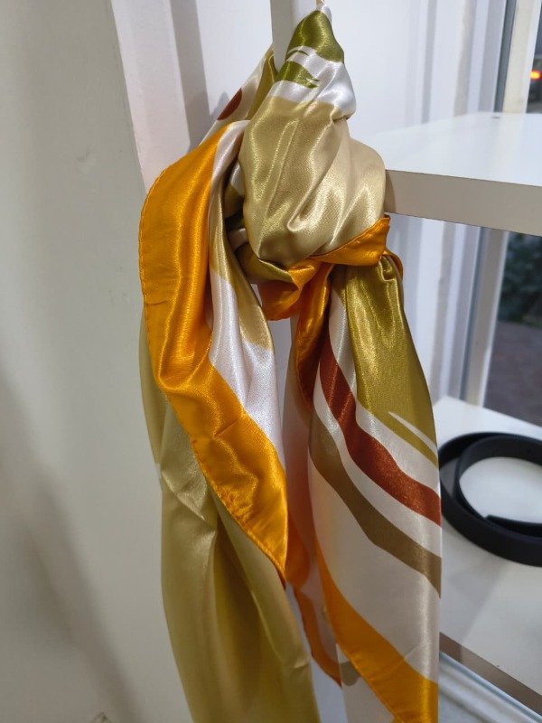 Producto - Pañuelo de seda 90x90 mostaza