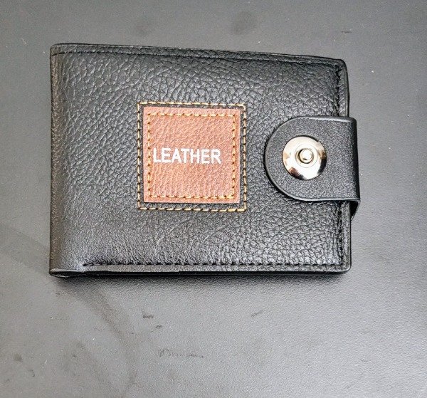 Producto - Billetera Negra detalle Marrón interior porta tarjetas y billetes