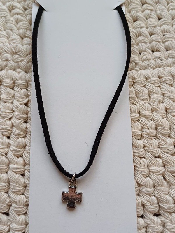 Producto - Collar gamuza corto cruz