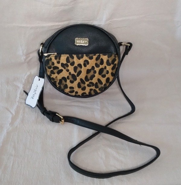 Producto - CARTERA REDONDA NEGRA Y ANIMAL PRINT