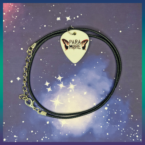 Producto - Púa Personalizada con Collar de Cordón Sintético