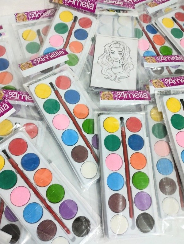 Producto - Acuarela Barbie con dibujitos dentro