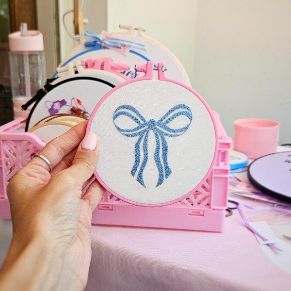 Producto - Bordado Moño celeste y blanco