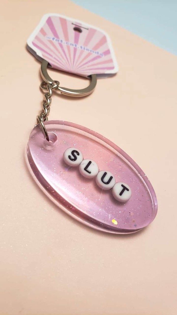 Producto - Llavero - Slut (rosa y lila)