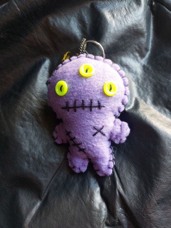 Producto - Voodoo tres ojos amarillo neón y lila