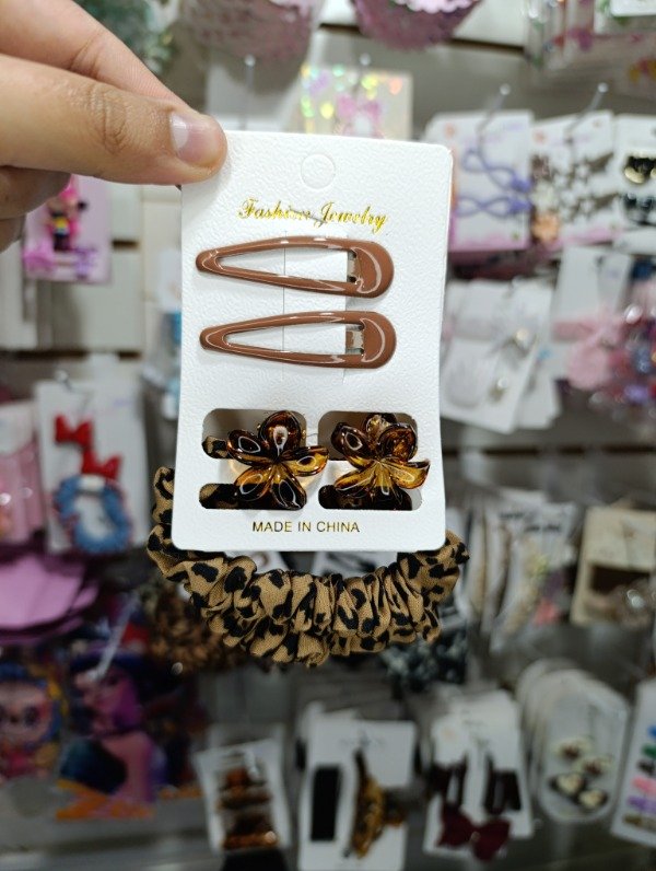 Producto - Par de hebillas + par de Hawaianitas+ par de scrunchies animal print