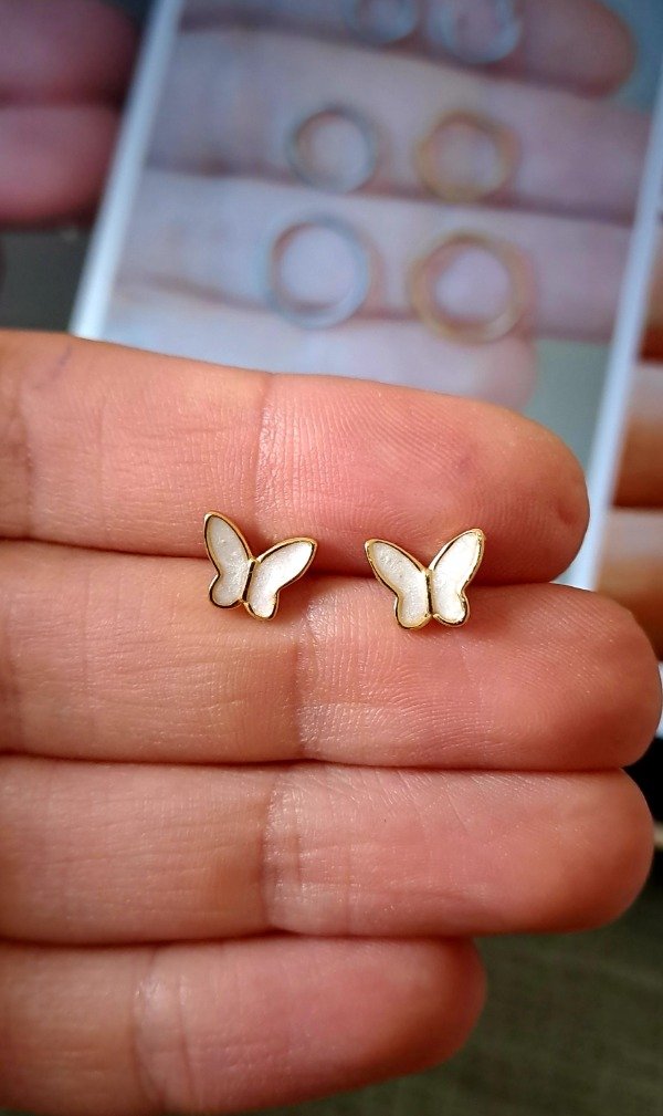 Producto - Aros de Plata con Baño Dorado Mariposas Esmaltadas 8mm (por par)