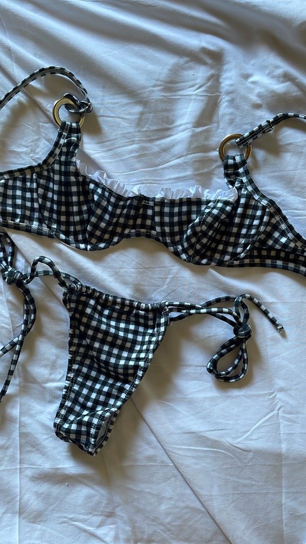 Producto - Bikini cuadrille negro con volado