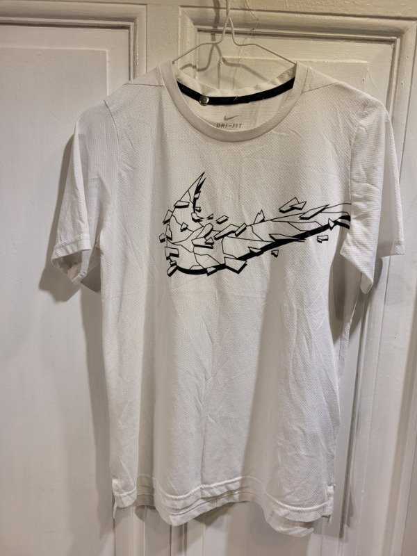 Producto - Remera NIKE blanca logo negro dri-fit Talle S - PRECIO: 36X