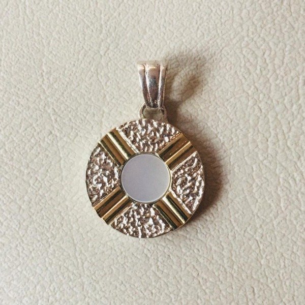Producto - Dije Redondo Nácar, Plata 925 y Oro 18k