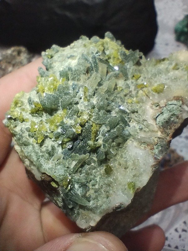 Producto - EPIDOTO CON CRISTALES