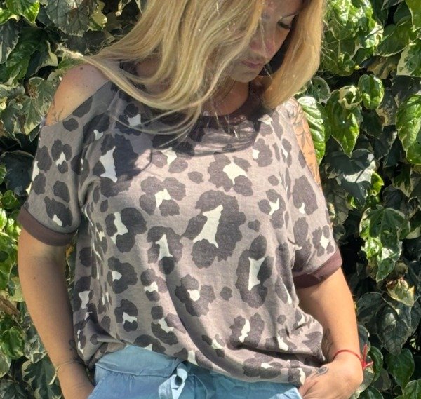 Producto - Remera con hombros descubierto y cuello redondo