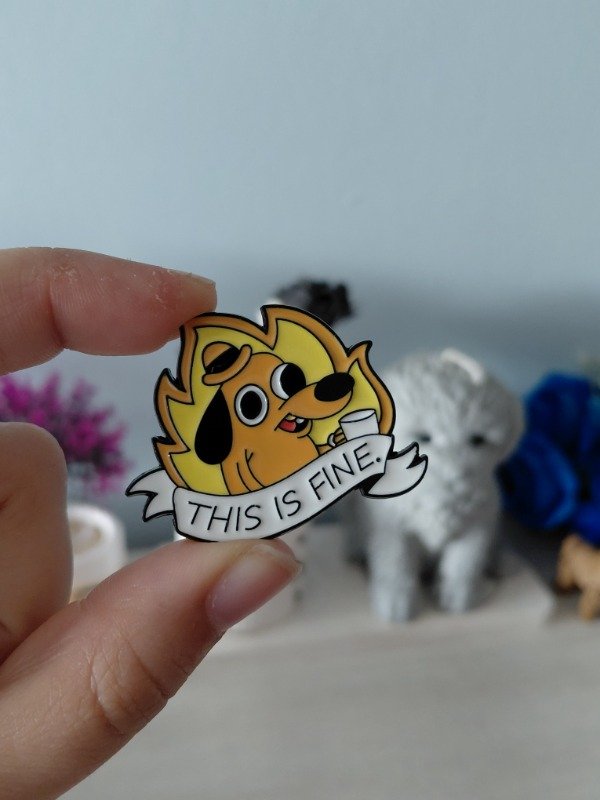 Producto - Pin metalizado - This is fine #2090