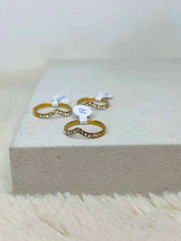 Producto - Anillo fino strass acero dorado