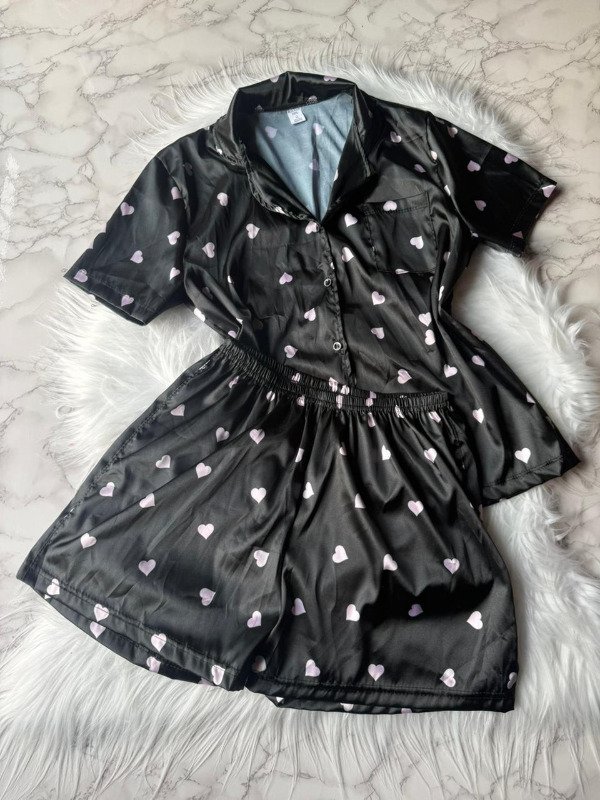 Producto - Pijama camisero animado de saten - Negro Corazones Blanco