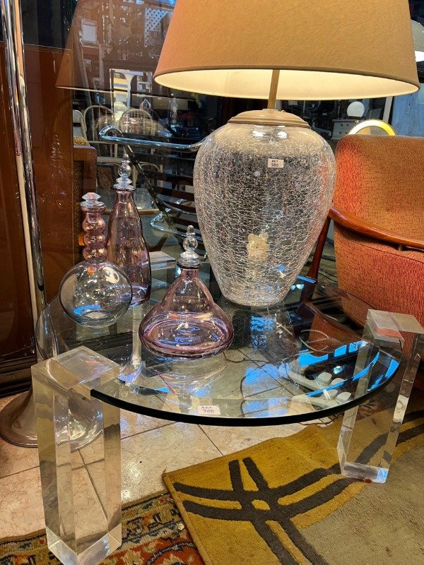 Producto - Mesa ratona de diseño tapa de cristal y base acilico