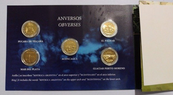 Producto - Blíster Bicentenario de la Revolución de Mayo. Contiene 5 monedas 1 peso 2010 - 1