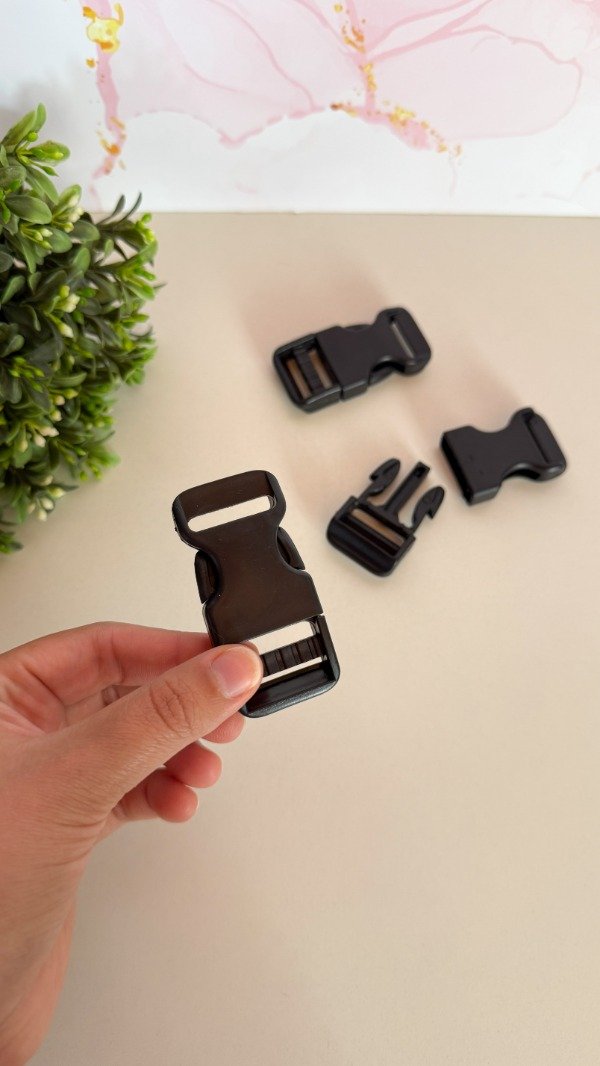 Producto - Broche negro P-25