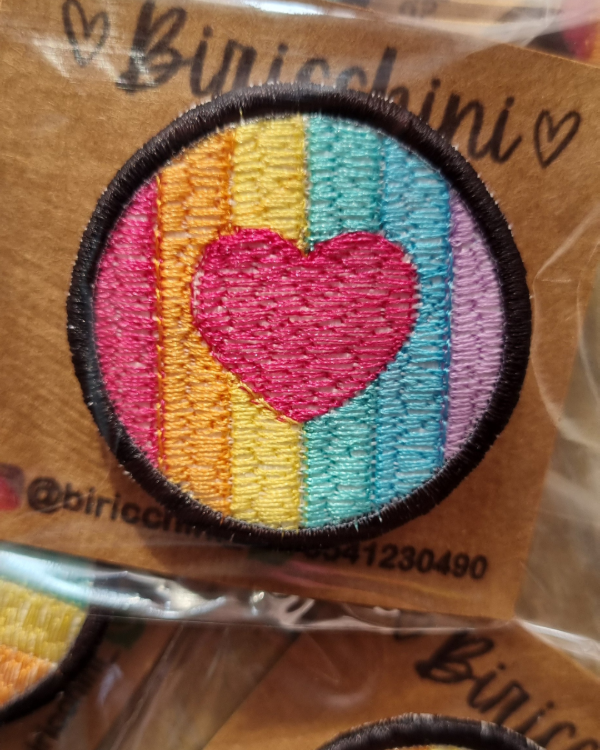 Producto - Pines Personalizados  - "Corazón Multicolor"