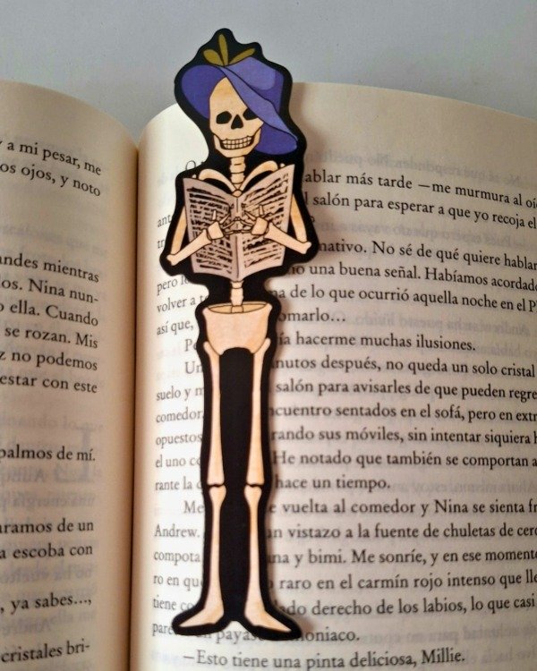 Producto - Marcapáginas "Esqueleto leyendo"