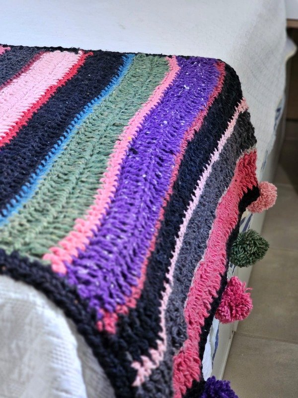 Producto - Pie de cama multicolor pompones