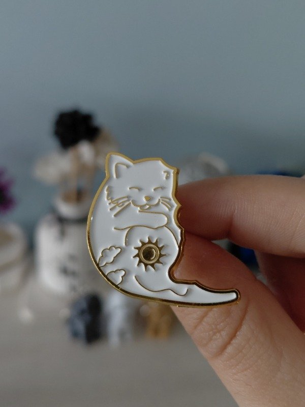 Producto - Pin metalizado - Michi mitad blanca #2450