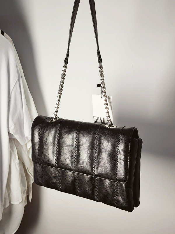 Producto - Cartera mediana negra ZARA