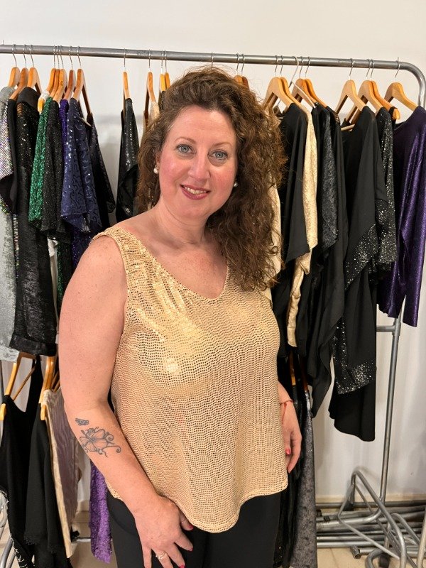 Producto - Musculosa Dorada Evase Simil Lentejuelas Cuello en V y Amplia 39.000 TRANSFERENC