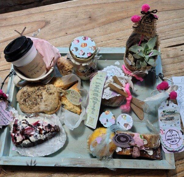 Producto - Bandeja Celebración (opción 1/taza cerámica artesanal)