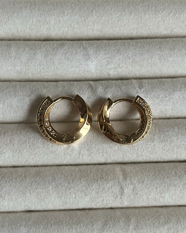 Producto - Argollas torzadas con micropave de acero dorado 1.6cmd