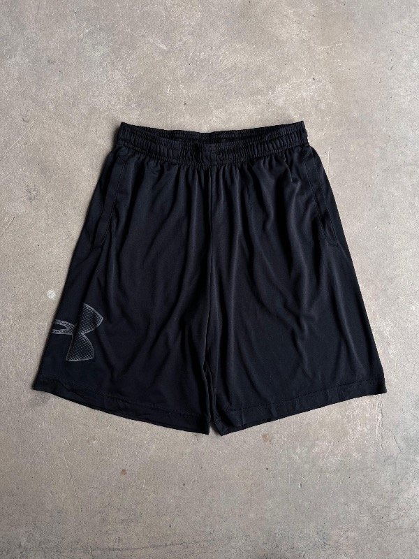 Producto - SHORT DEPORTIVO UNDER ARMOUR FULL BLACK, BIG LOGO (M)
