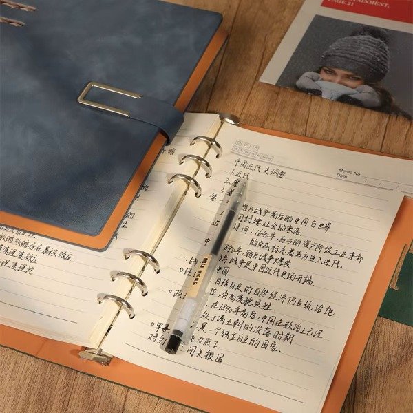 Producto - Cuaderno A5 cuerina minimalista imán con Block b5 en Celeste