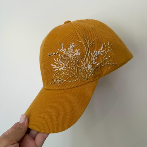 Producto - Gorra bordada a mano con hilo y pedrería mostaza.
