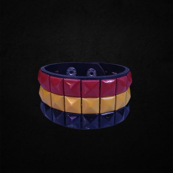 Producto - Muñequera triple tira de tachas cuadradas Tricolor