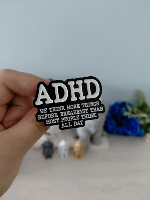 Producto - Pin metalizado - ADHD "We think more things before breakfast..." #1517