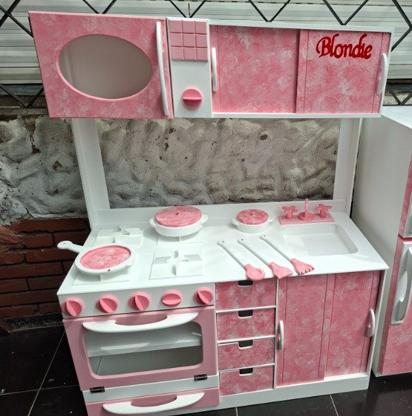 Producto - COCINA GRANDE CON 4 UTENSILIOS Y 2 CACEROLAS