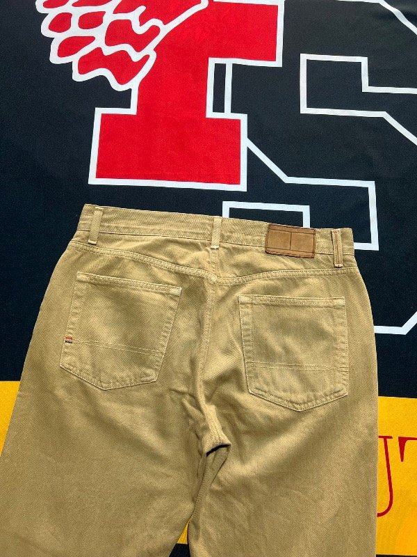 Producto - Pantalón Tommy Hilfiger Straight marrón claro. Talle 44