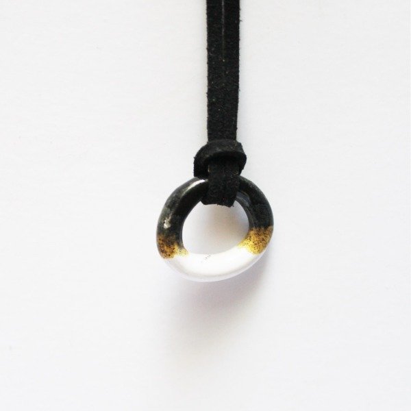 Producto - COLGANTE CON CORREA GAMUZADA (VARIEDADES BLANCO Y NEGRO)