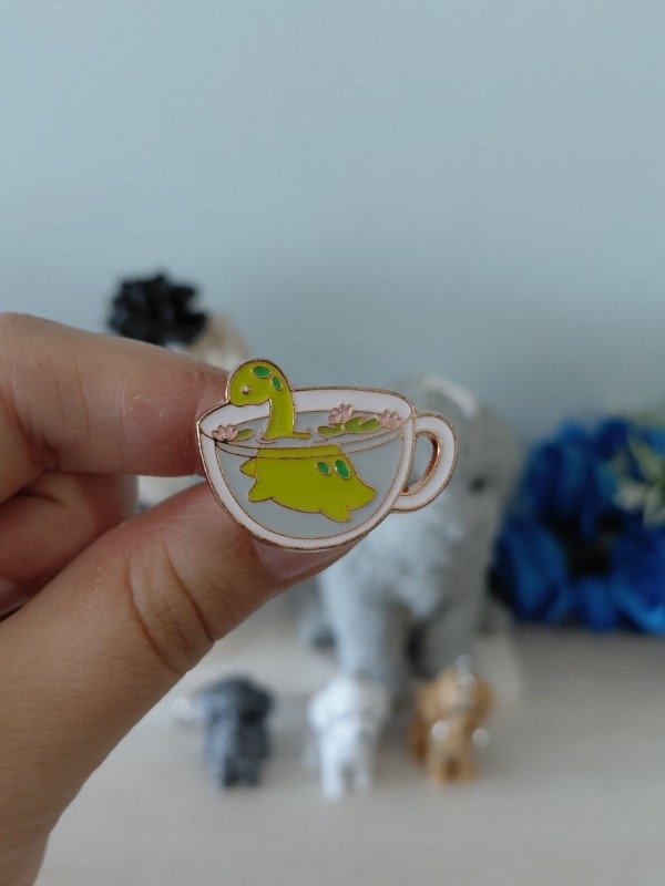 Producto - Pin metalizado - Té de Dinosaurio #2323