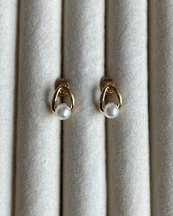 Producto - Aros gota con simil perla de acero dorado con pasante de acero quirúrgico 1.4cm