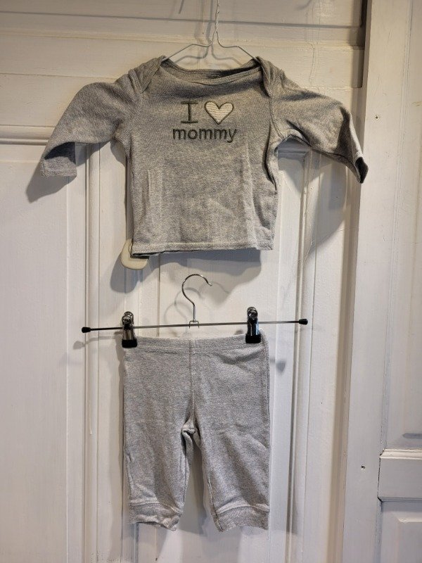 Producto - Pijama CARTER'S gris- Talle 6 meses- PRECIO: 14X