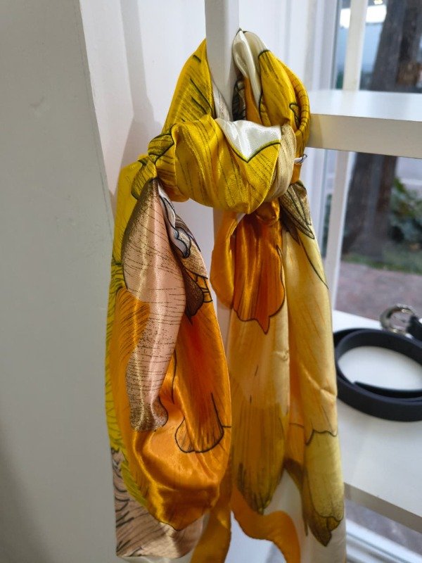Producto - Pañuelo de seda 90x90 amarillo