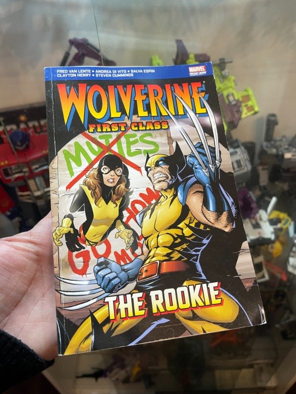 Producto - WOLVERINE FIRTS CLASS "THE ROOKIE" MARVEL POCKET BOOK
