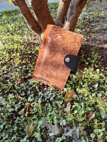 Producto - Tabaquera de cuero vacuno con pelo