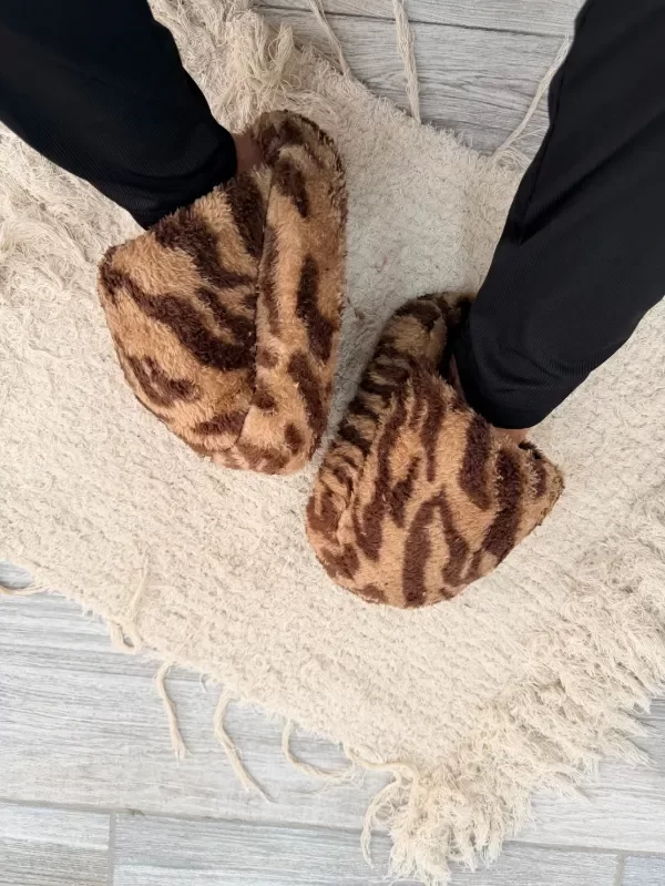 Producto - PANTUFLON ADULTO - Cebra marrón y beige